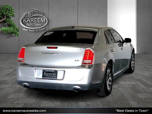 Photo 4 of 32 of 2011 Chrysler 300 Limited