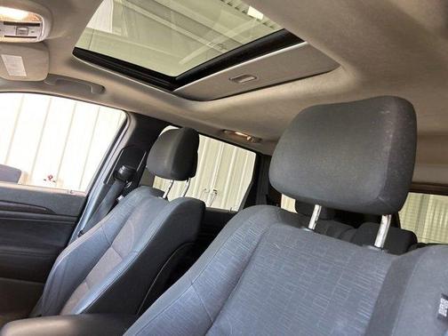 Photo 2 of 7 of 2012 Jeep Grand Cherokee Laredo