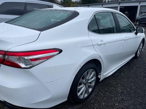 Photo 3 of 6 of 2019 Toyota Camry LE
