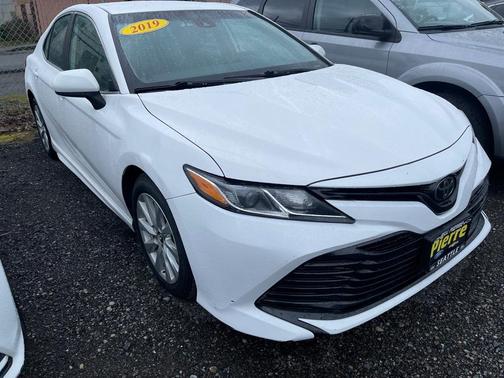 Photo 2 of 6 of 2019 Toyota Camry LE