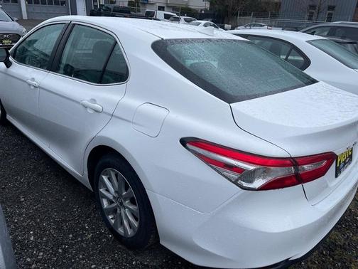 Photo 4 of 6 of 2019 Toyota Camry LE