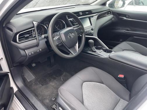 Photo 5 of 6 of 2019 Toyota Camry LE