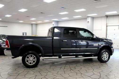 Photo 5 of 31 of 2013 RAM 3500 Laramie
