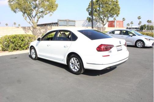 Photo 4 of 9 of 2018 Volkswagen Passat 2.0T S