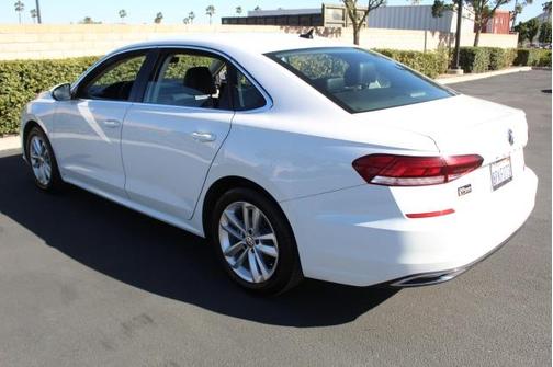 Photo 4 of 9 of 2020 Volkswagen Passat 2.0T SE