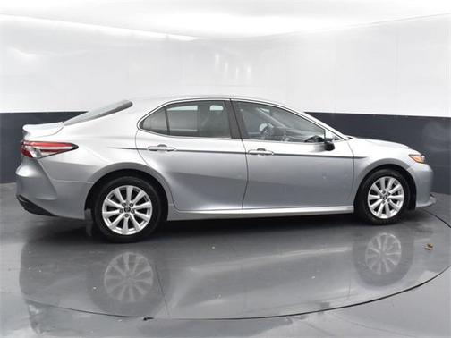 Photo 3 of 47 of 2018 Toyota Camry LE