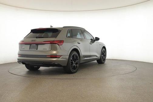 Photo 4 of 33 of 2022 Audi e-tron Premium