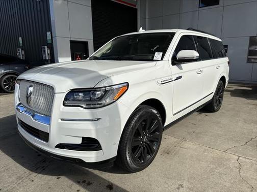 Photo 3 of 30 of 2022 Lincoln Navigator Reserve