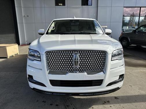 Photo 2 of 30 of 2022 Lincoln Navigator Reserve
