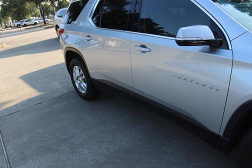 Photo 5 of 25 of 2020 Chevrolet Traverse LT Cloth