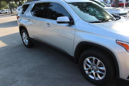 Photo 3 of 25 of 2020 Chevrolet Traverse LT Cloth