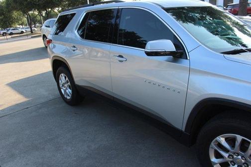 Photo 4 of 25 of 2020 Chevrolet Traverse LT Cloth