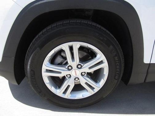 Photo 4 of 30 of 2022 GMC Terrain SLE