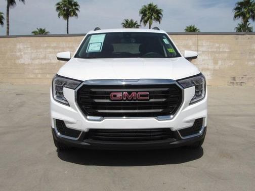 Photo 3 of 30 of 2022 GMC Terrain SLE