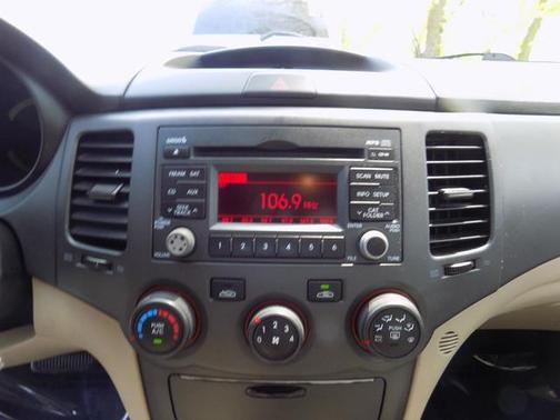 Photo 3 of 16 of 2010 Kia Optima LX