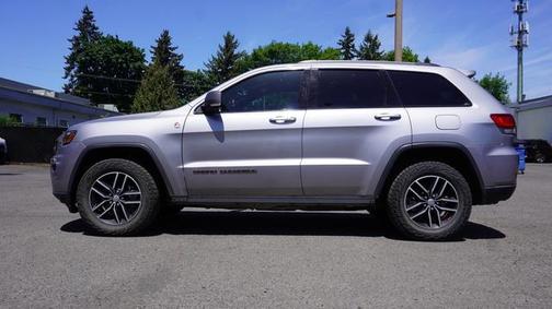 Photo 2 of 25 of 2017 Jeep Grand Cherokee Trailhawk