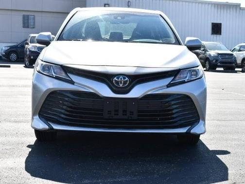 Photo 2 of 35 of 2018 Toyota Camry Hybrid LE