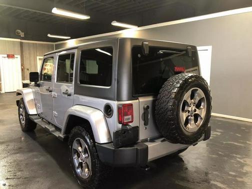 Photo 4 of 37 of 2016 Jeep Wrangler Unlimited Sahara