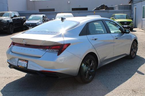 Photo 4 of 28 of 2022 Hyundai Elantra SEL