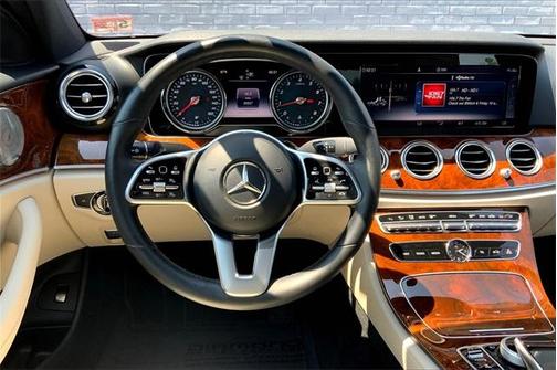 Photo 4 of 30 of 2019 Mercedes-Benz E-Class E 300