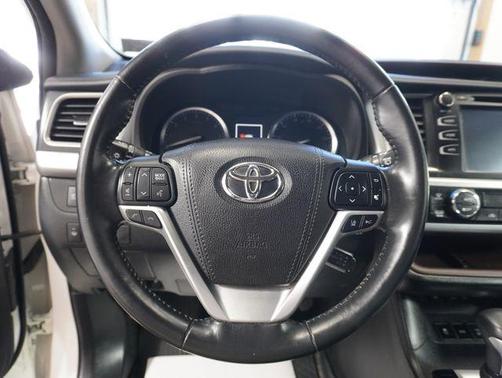 Photo 5 of 53 of 2018 Toyota Highlander XLE