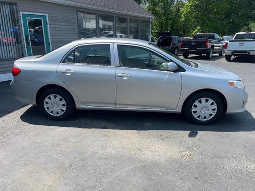 Photo 4 of 29 of 2010 Toyota Corolla