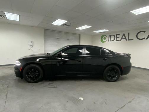 Photo 2 of 31 of 2019 Dodge Charger SXT