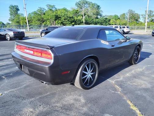 Photo 4 of 21 of 2014 Dodge Challenger SXT