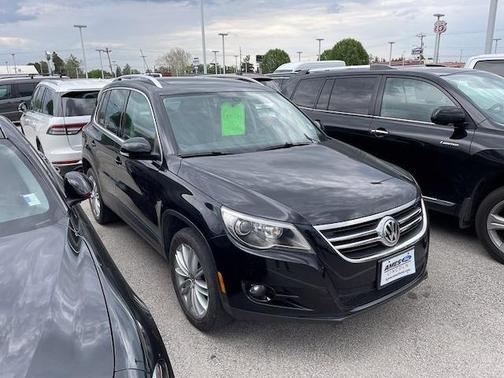 Photo 2 of 4 of 2011 Volkswagen Tiguan SEL