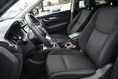 Photo 5 of 39 of 2017 Nissan Rogue SV