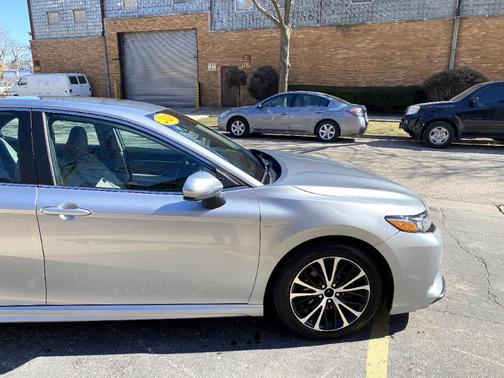 Photo 4 of 33 of 2020 Toyota Camry SE