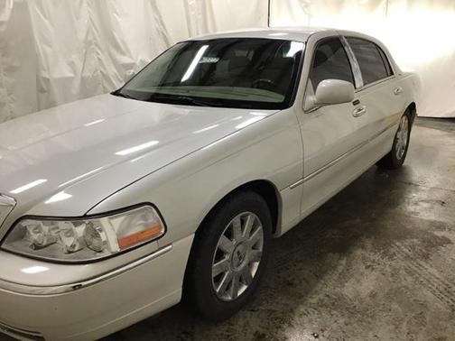 Photo 3 of 17 of 2007 Lincoln Town Car Designer Series