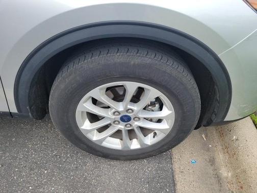 Photo 2 of 11 of 2020 Ford Escape SE