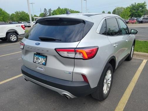 Photo 4 of 11 of 2020 Ford Escape SE