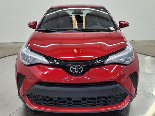 Photo 2 of 44 of 2020 Toyota C-HR XLE