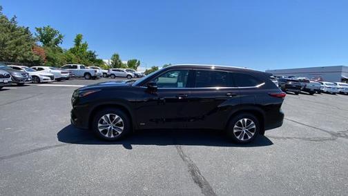 Photo 3 of 33 of 2022 Toyota Highlander Hybrid XLE