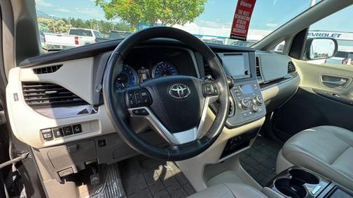 Photo 2 of 21 of 2016 Toyota Sienna XLE