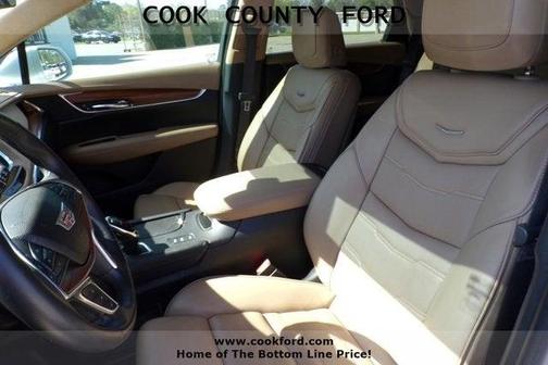 Photo 3 of 25 of 2017 Cadillac XT5 Platinum
