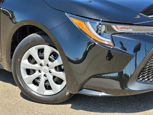 Photo 3 of 20 of 2022 Toyota Corolla LE