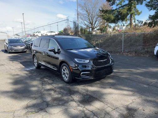 Photo 3 of 46 of 2022 Chrysler Pacifica Limited