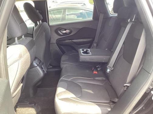 Photo 4 of 5 of 2015 Jeep Cherokee Latitude
