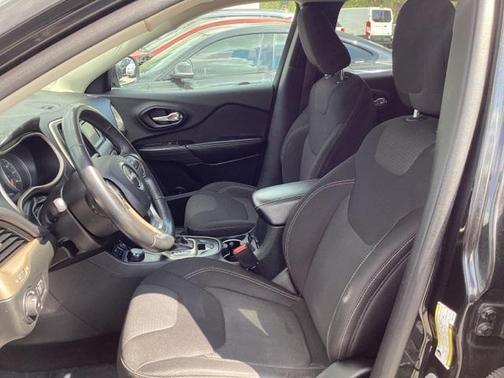 Photo 3 of 5 of 2015 Jeep Cherokee Latitude