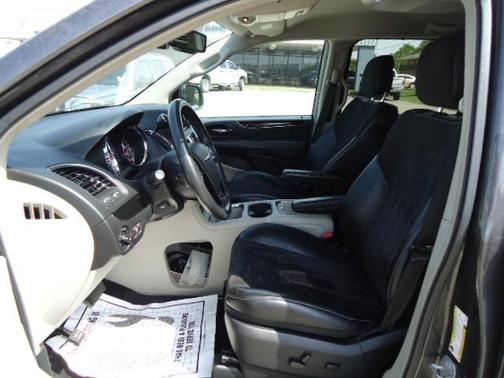 Photo 5 of 10 of 2014 Chrysler Town & Country Touring-L