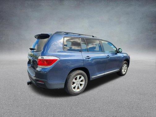 Photo 4 of 32 of 2013 Toyota Highlander Base V6 (A5)
