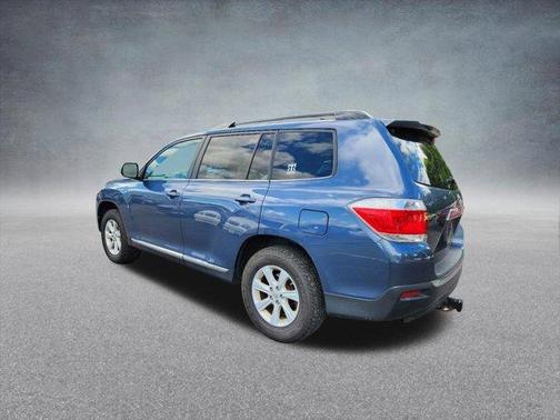 Photo 3 of 32 of 2013 Toyota Highlander Base V6 (A5)