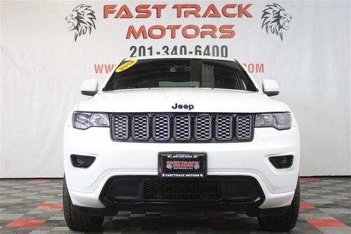 Photo 2 of 45 of 2018 Jeep Grand Cherokee Laredo