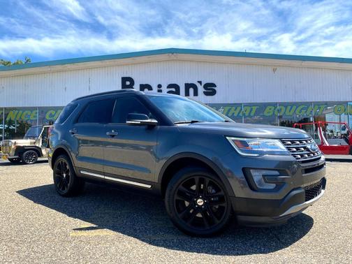 Photo 1 of 34 of 2017 Ford Explorer XLT
