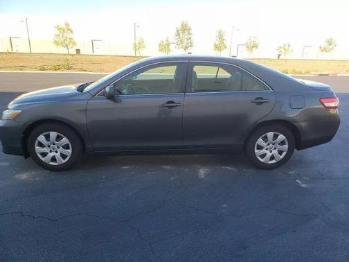 Photo 3 of 29 of 2010 Toyota Camry LE
