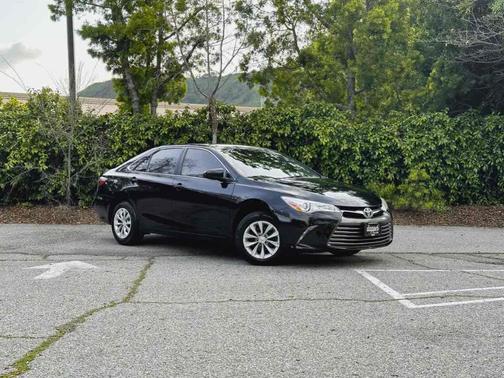 Photo 2 of 43 of 2016 Toyota Camry LE