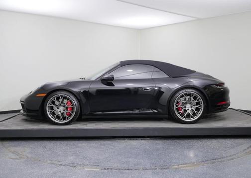 Photo 3 of 48 of 2020 Porsche 911 Carrera 4S